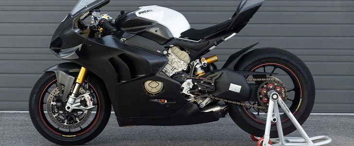 Reach Your Racing Goals with the Panigale V4 Carbon Fiber post thumbnail image
